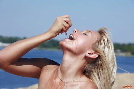 Летний взгляд: радость голая модель