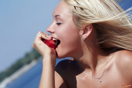 Летний взгляд: радость голая модель