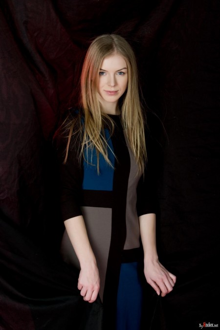 Соблазнительная блондинка в фото сете