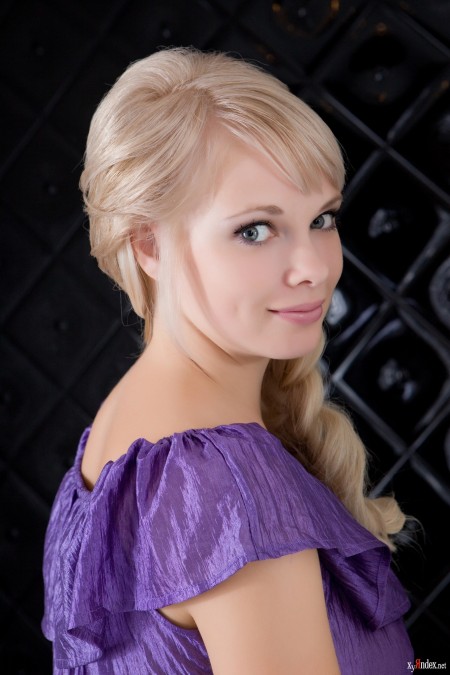 Веселая блондинка в фотосессии