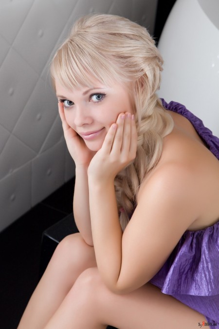 Веселая блондинка в фотосессии