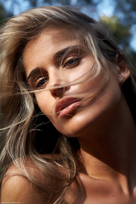 Летняя сенсуальность: девушка Несса А