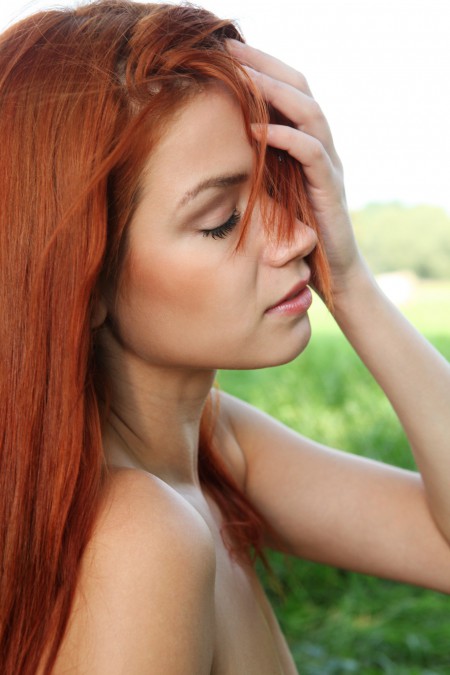 Счастливая летняя фотосессия в природе