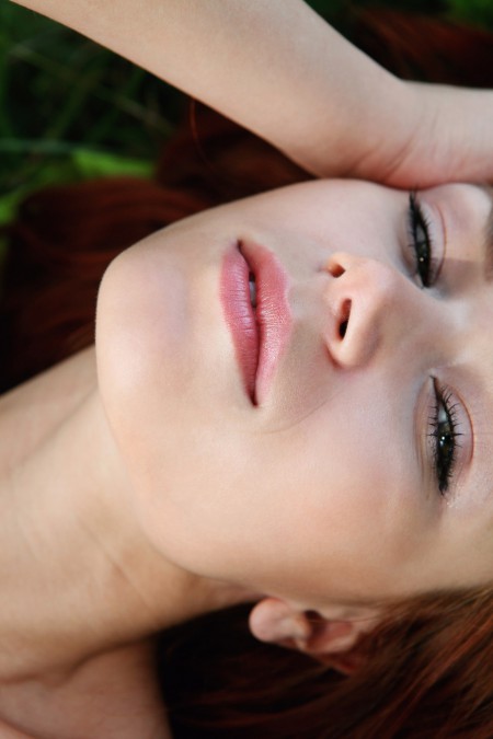 Счастливая летняя фотосессия в природе