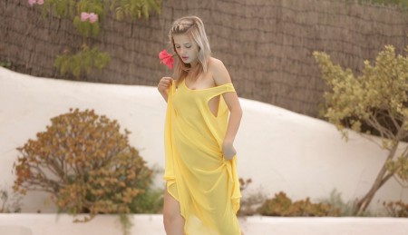 Летняя элегантность: девушка Эдвидж в природе