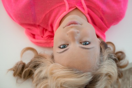 Счастливая и смеющаяся блондинка портрет