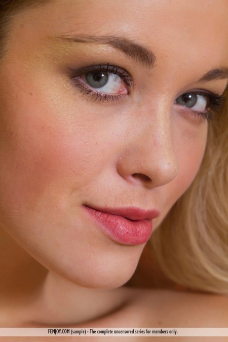 Блондинка Алиса: Фотосессия в эротическом стиле