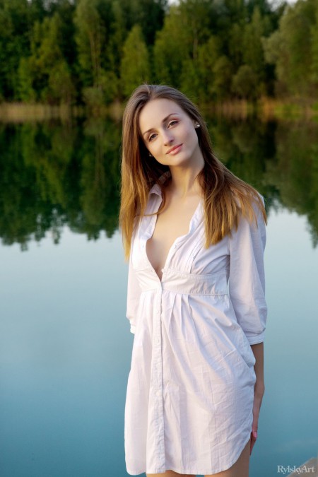 Летний восторг: счастливая Виктория в природе