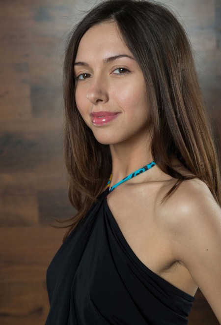 Нелли А: Элегантная модель в фотосессии