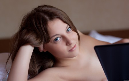 Улыбающаяся Никия в эротической фотосессии