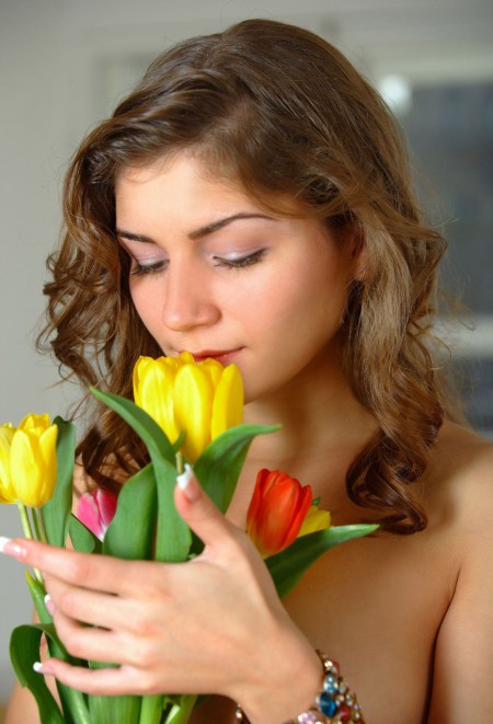 Элегантная красота Лауры в домашней обстановке