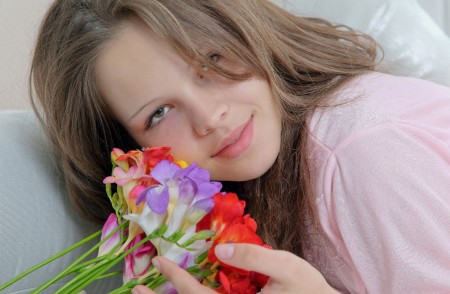 Радостная Элена: летнее фото с тюльпанами