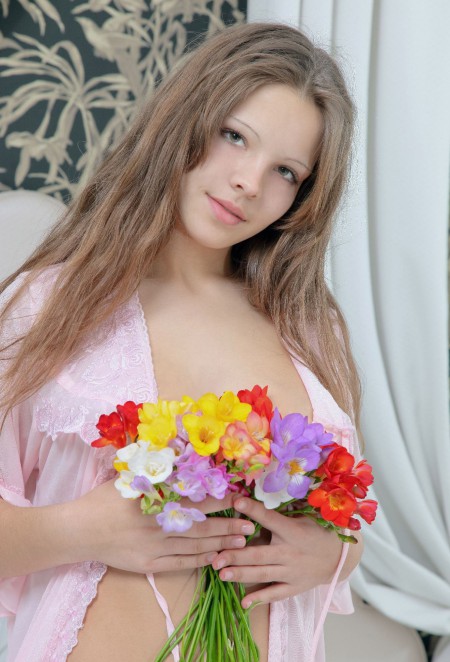 Радостная Элена: летнее фото с тюльпанами