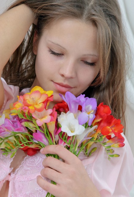 Радостная Элена: летнее фото с тюльпанами