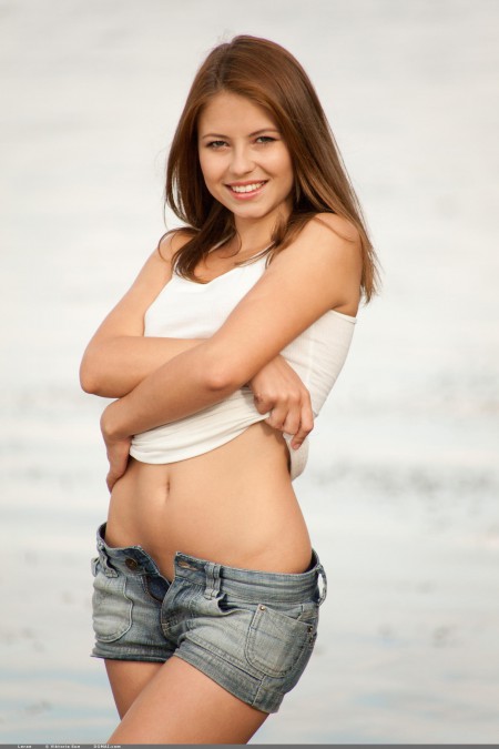 Летняя сенсуальная фотосессия модели в природе