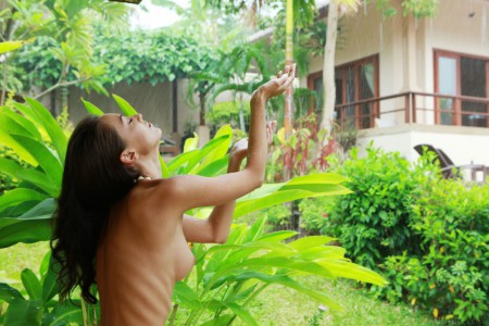 Летнее наслаждение голой девушки в природе