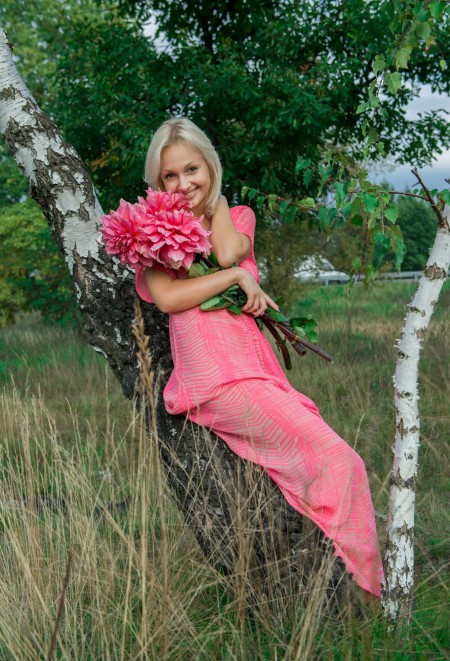 Летнее наслаждение: голая Ирен в природе