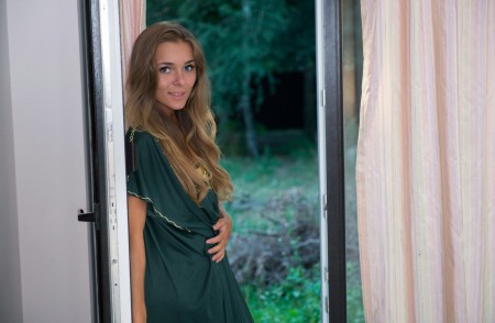 Летняя чувственность: улыбающаяся Дана A в эротической фотосессии