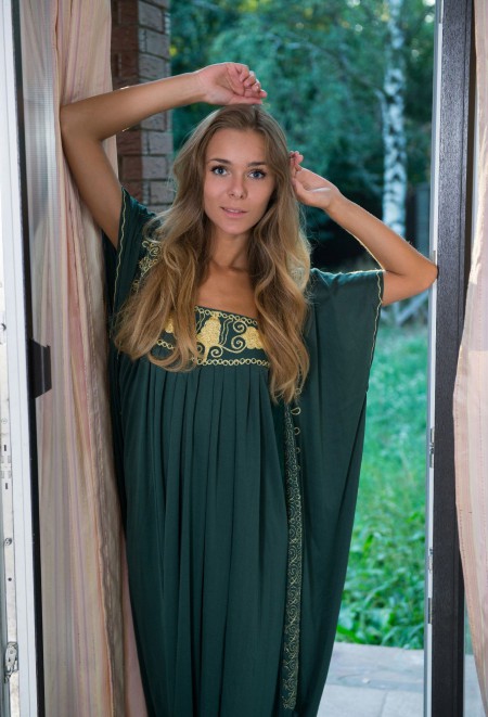 Летняя чувственность: улыбающаяся Дана A. в эротической фотосессии