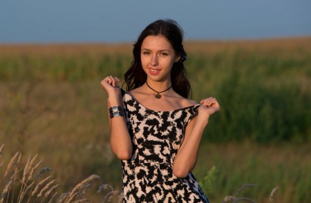 Голая Нелли А в летней природе