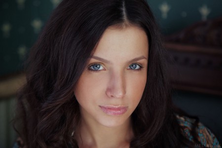 Счастливая уверенная модель с длинными волосами