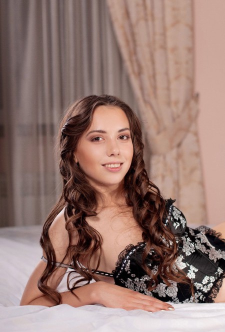 Элегантная модель Элина А в фотосессии