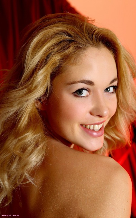 Луковый эротический фотосет с чарующей Алисой