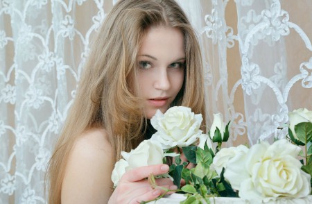 Восхитительная блондинка в эротической фотосессии