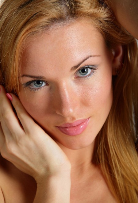 Привлекательная блондинка Мэгги: фотосессия эротичных образов
