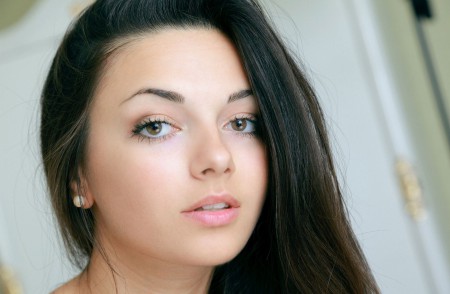 Валенсия А: чувственная модель в роскошном наряде