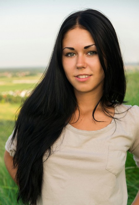 Счастливая Jane А в летней траве