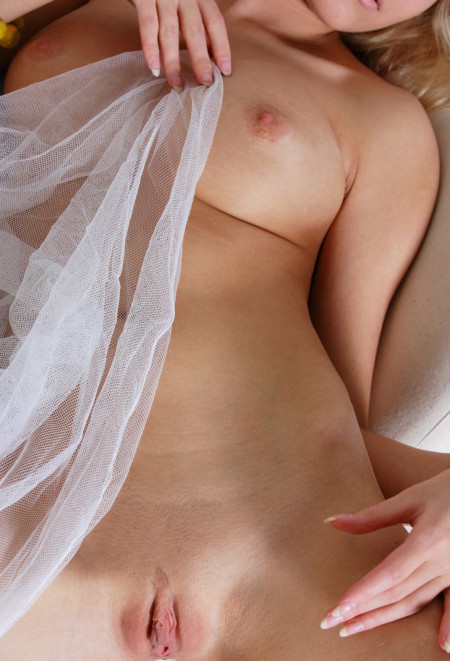 Легкая сенсуальность: фотосессия красивой блондинки