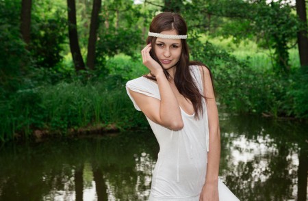 Летнее счастье: голая девушка Edessa A на природе