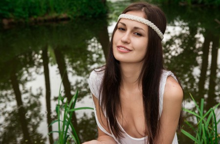 Летнее счастье: голая девушка Edessa A на природе