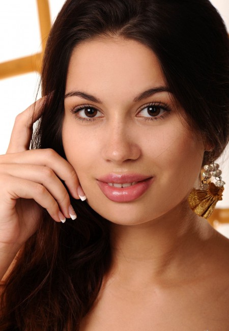 Счастливая модель в студии