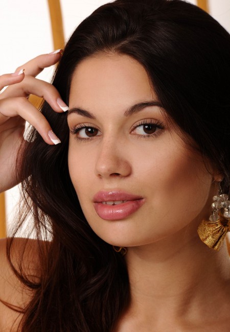 Счастливая модель в студии