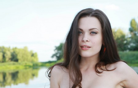 Летняя чувственность: модель в природе