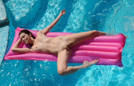 Летняя красота у бассейна