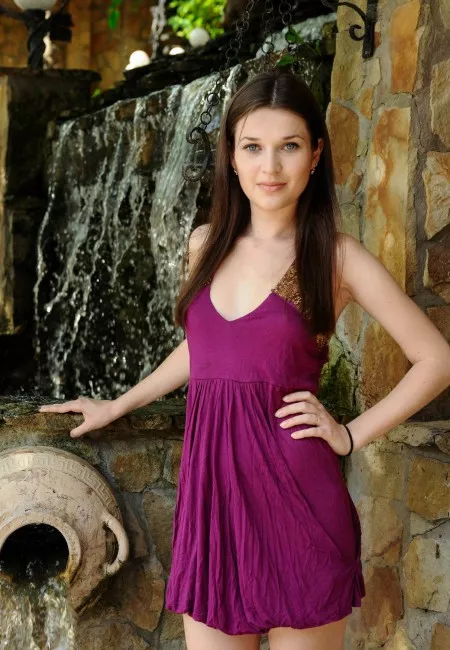 Модель на природе, чувственно улыбается