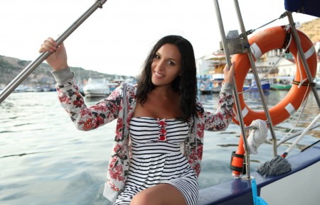 Летний отдых на яхте: эротическая фотосессия