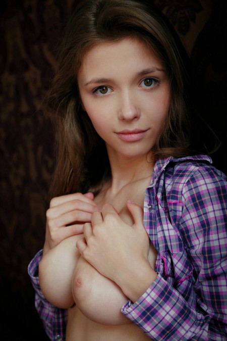 Соблазнительная Мила Азул в джинсах