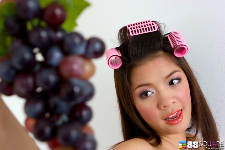 Веселая девушка Панг Пиятида моделирует образ