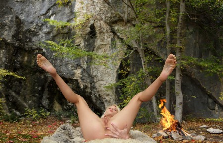 Летняя сенсуальность: модель Аделия в лесу