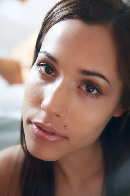 Сатин Блум: соблазнительная красота в спальне