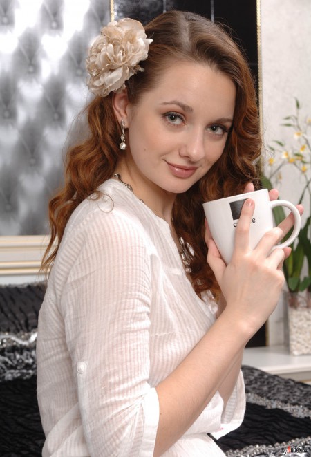 Счастливая красотка в домашней обстановке