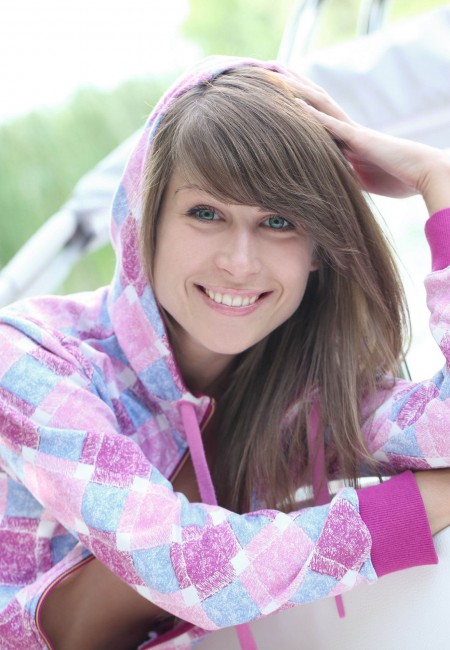 Радость и веселье: фотосессия у дерева