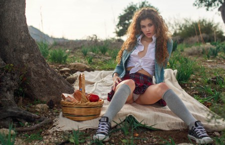 Озорная Адель в лесу летним днем