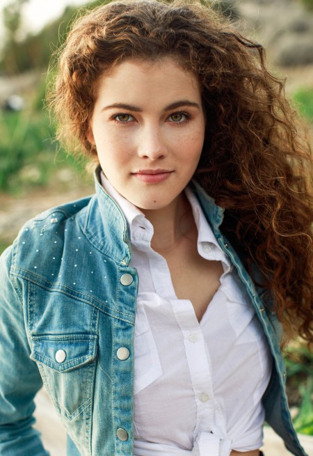 Озорная Адель в лесу летним днем