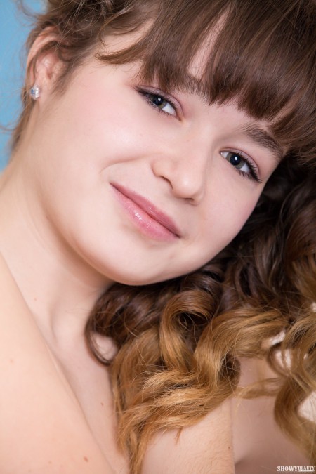 Келли С - чувственная модель в эротической фотосессии