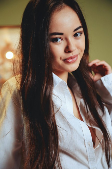 Улыбающаяся и чарующая Li Moon